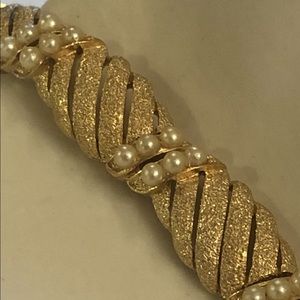 Trifari Crown©️Vintage Gold Tone Bracelet w Pearls